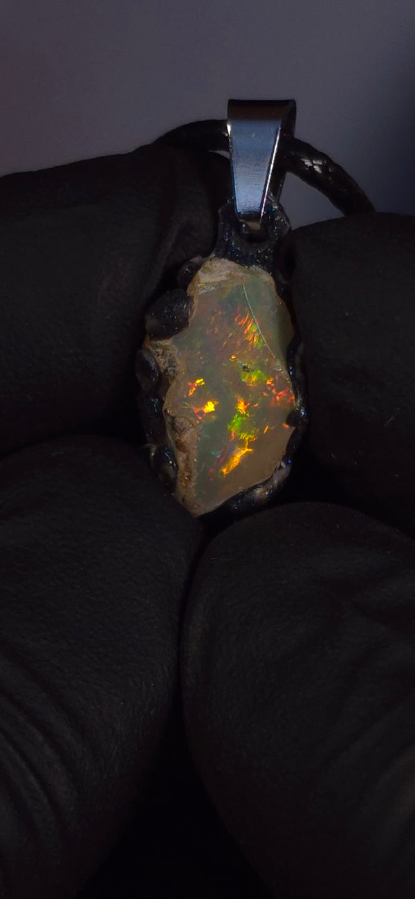 Collier en opale — Grand éclat rouge et orange, cristal brumeux
