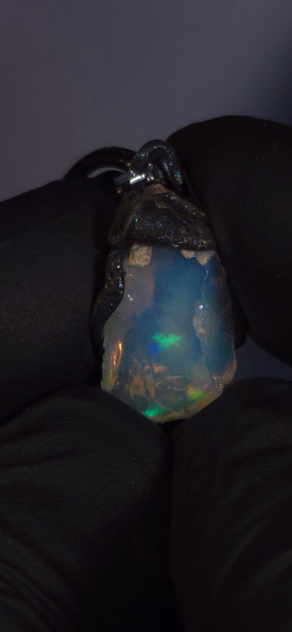 Collier en opale — Petits éclats discrets, cristal bleu