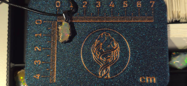 Collier en opale — Grand éclat rouge et orange, cristal brumeux