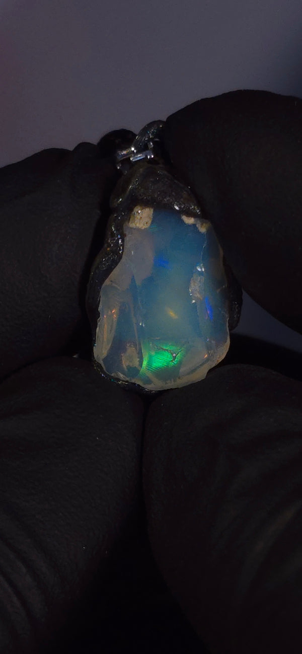 Collier en opale — Petits éclats discrets, cristal bleu
