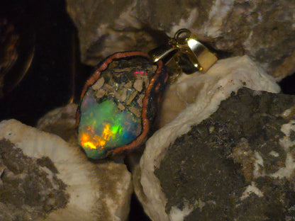 Aurora Sweep — Handmade Opal Pendant, Full-Spectrum Play
