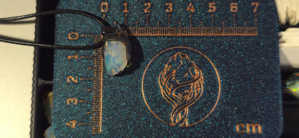 Collier en opale — Petits éclats discrets, cristal bleu