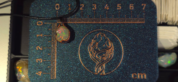 Collier en opale — Grands éclats multicolores, fond clair