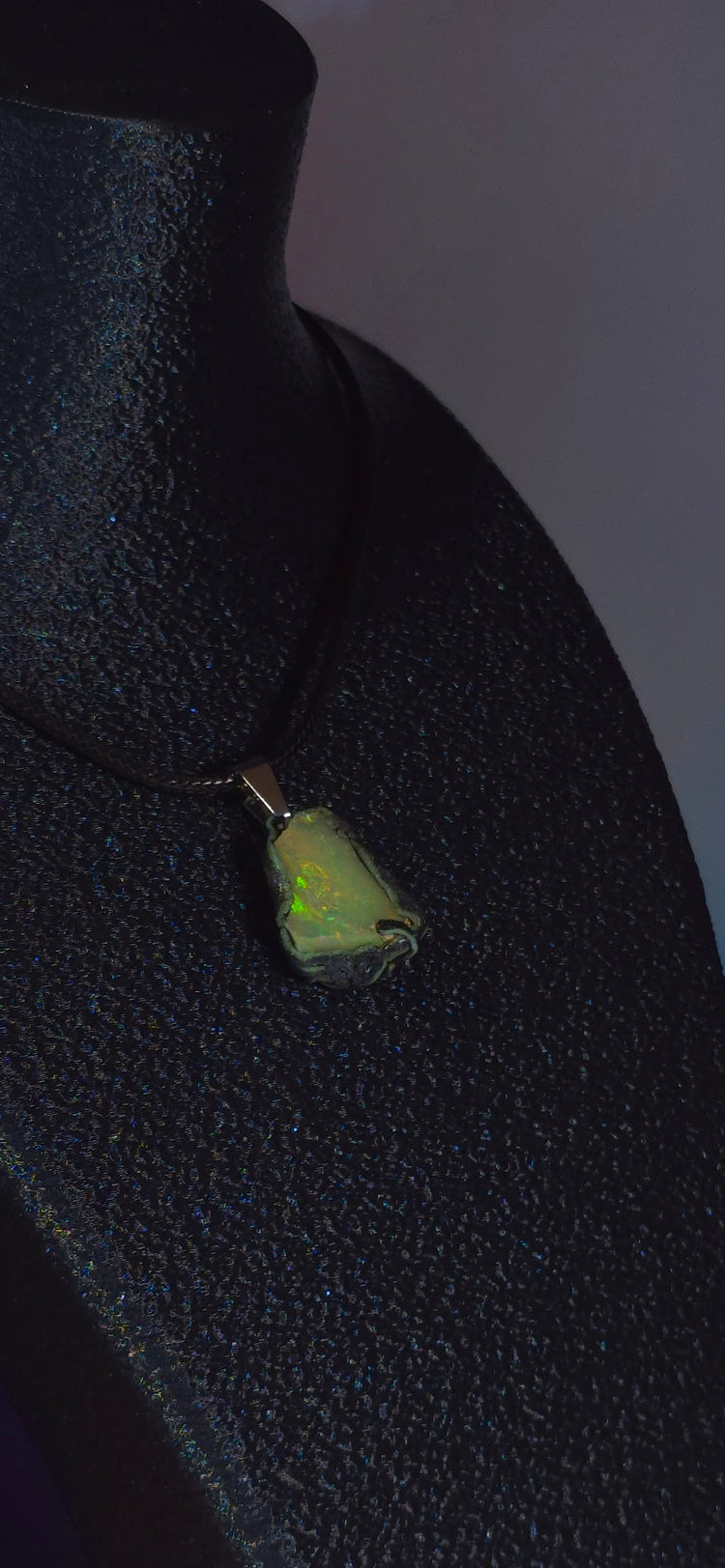 Collier en opale — Feu multicolore, vert dominant