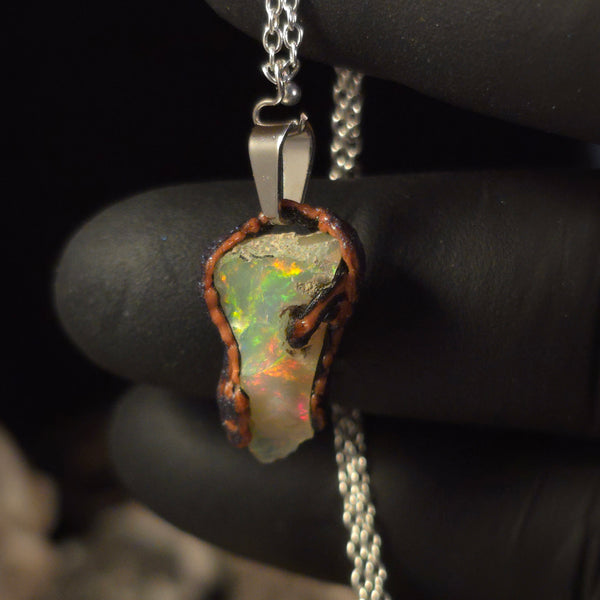 Verdant Flame — handgefertigter Opalanhänger, gleichmäßiges grünes und rotes Feuer