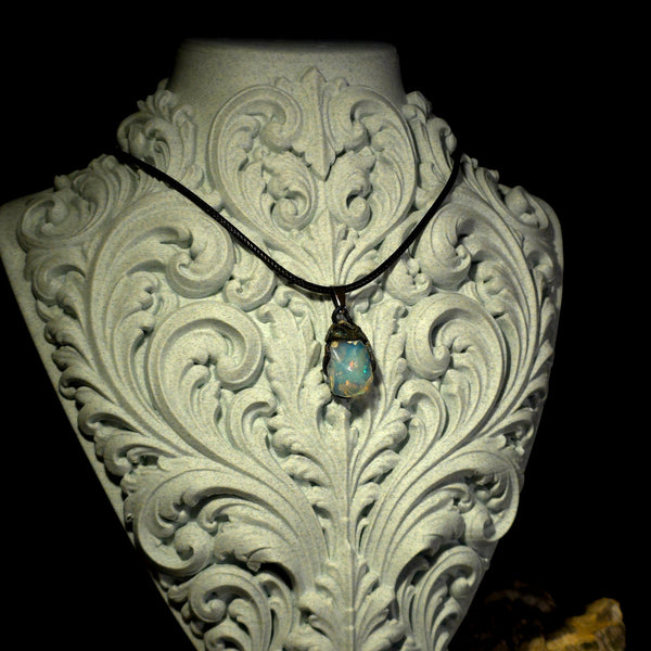 Opalen hanger — Kleine zwakke flitsen, blauw kristal