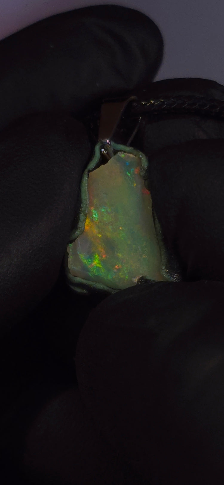 Collier en opale — Feu multicolore, vert dominant