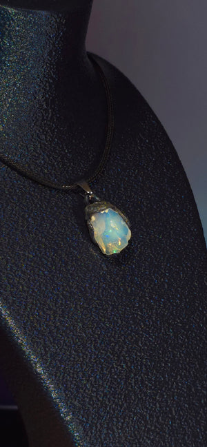 Collier en opale — Petits éclats discrets, cristal bleu