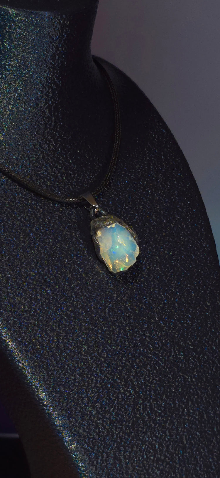 Collier en opale — Petits éclats discrets, cristal bleu