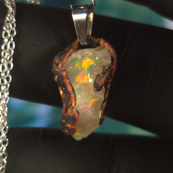 Opaal Ketting — Consistente Groene & Rode Vlam
