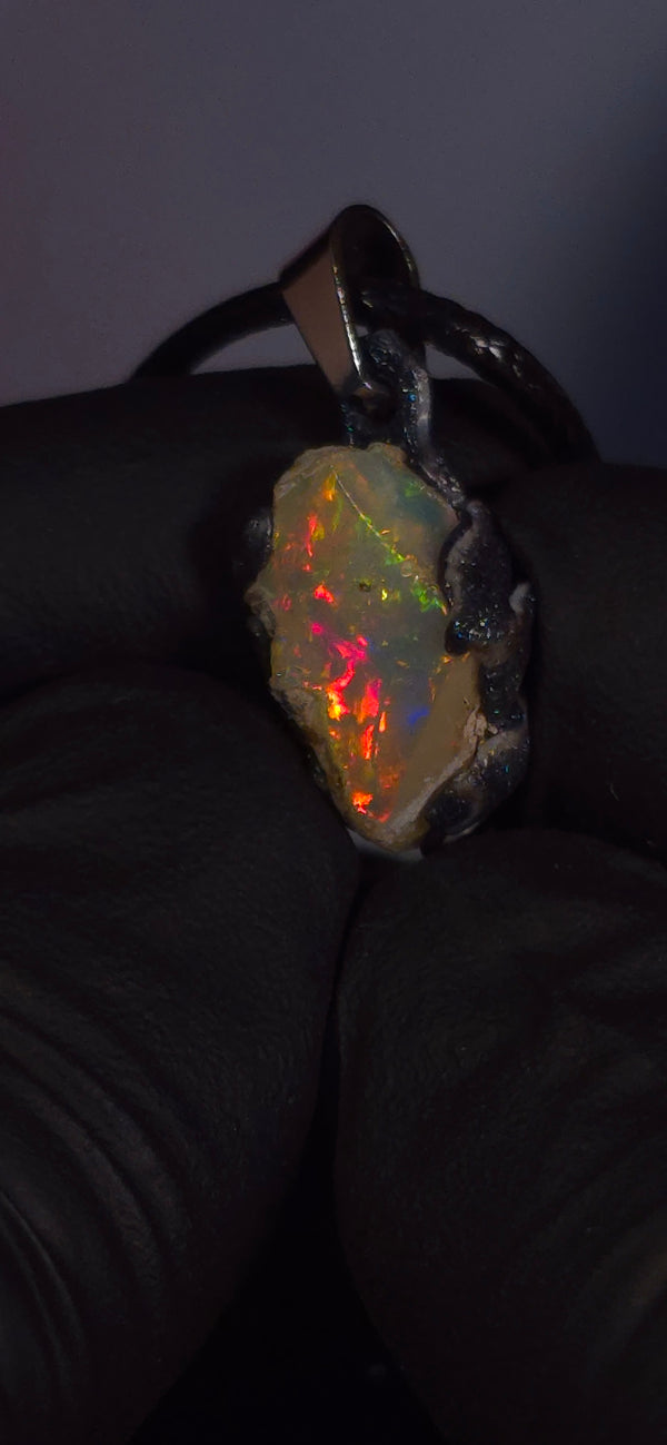 Collier en opale — Grand éclat rouge et orange, cristal brumeux