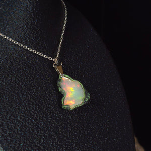 Colour Tide — handgefertigter Opalanhänger, sanftes Regenbogenfeuer