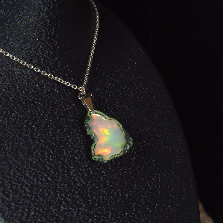 Colour Tide — handgefertigter Opalanhänger, sanftes Regenbogenfeuer
