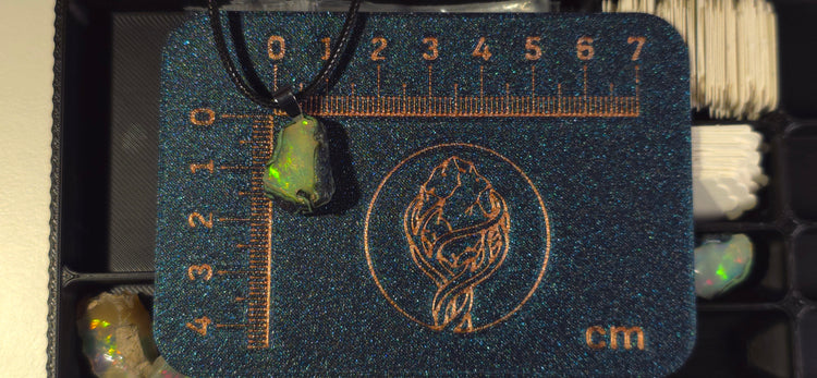 Collier en opale — Feu multicolore, vert dominant
