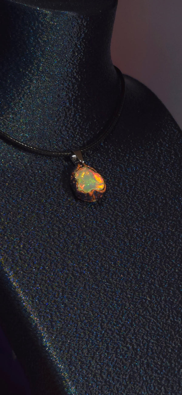 Collier en opale — Grands éclats multicolores, fond clair