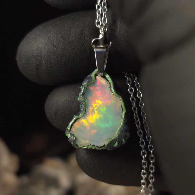 Colour Tide — handgefertigter Opalanhänger, sanftes Regenbogenfeuer