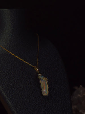 Winter Sea — Handgemaakte Opaal Hanger, Drijvend Bleekblauw Licht