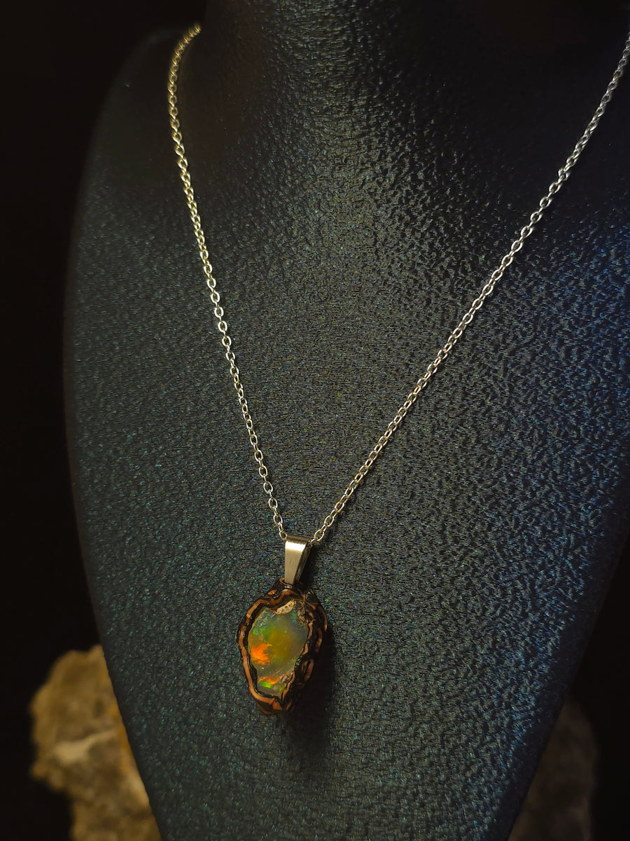 Golden Ochre — Handgemaakte Opaal Hanger, Rood & Groen op Goud