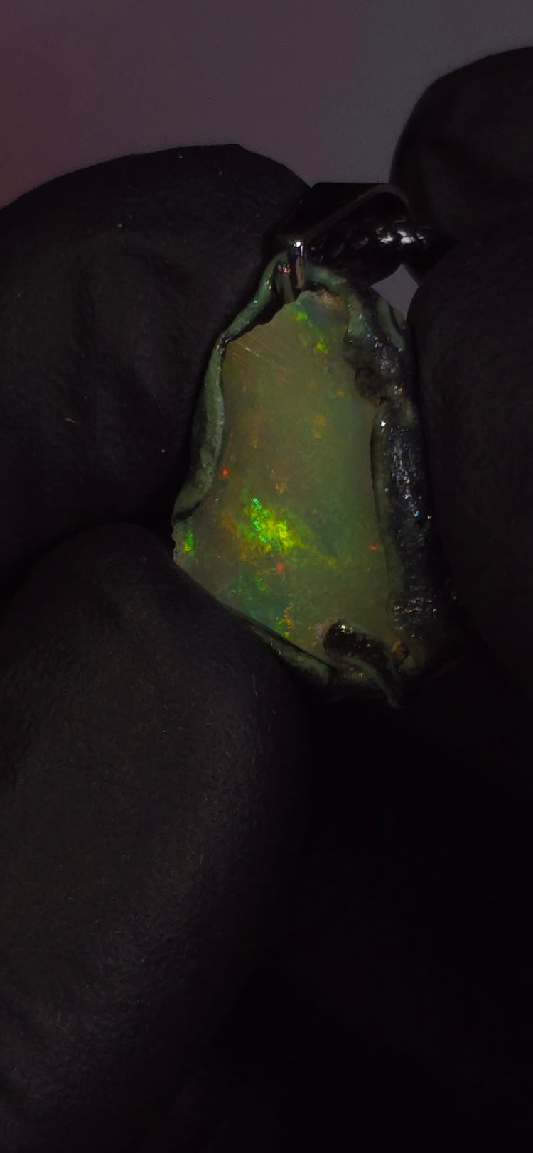 Collier en opale — Feu multicolore, vert dominant
