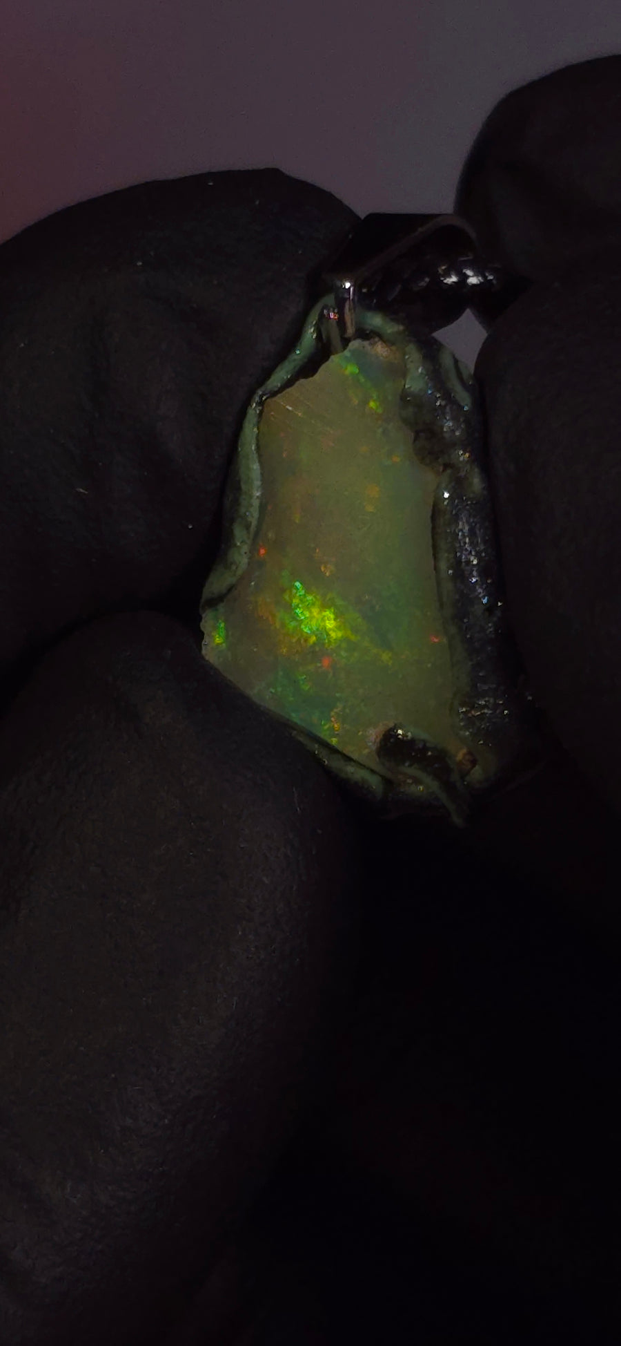 Collier en opale — Feu multicolore, vert dominant