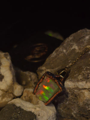 Prismatic Duality — Handgemaakte Opaal Hanger, Donker Lichaam, Levendig Vuur