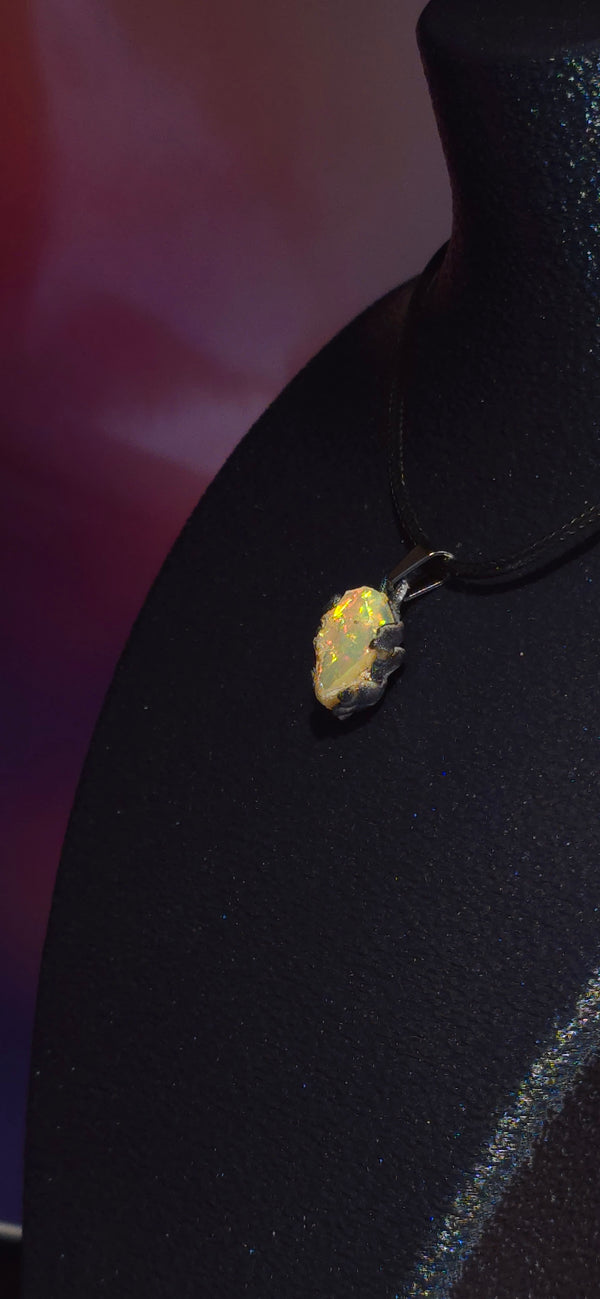 Collier en opale — Grand éclat rouge et orange, cristal brumeux