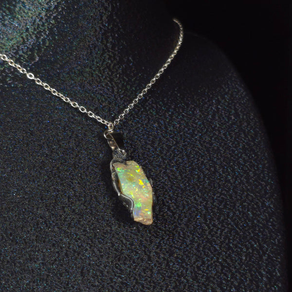 Lumière courante — Pendentif opale fait main, feu bleu et vert